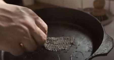 cleaning the field company cast iron skillet 